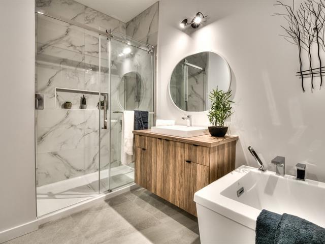 Grande salle de bain avec douche en céramique et niche encastré pour vos produits