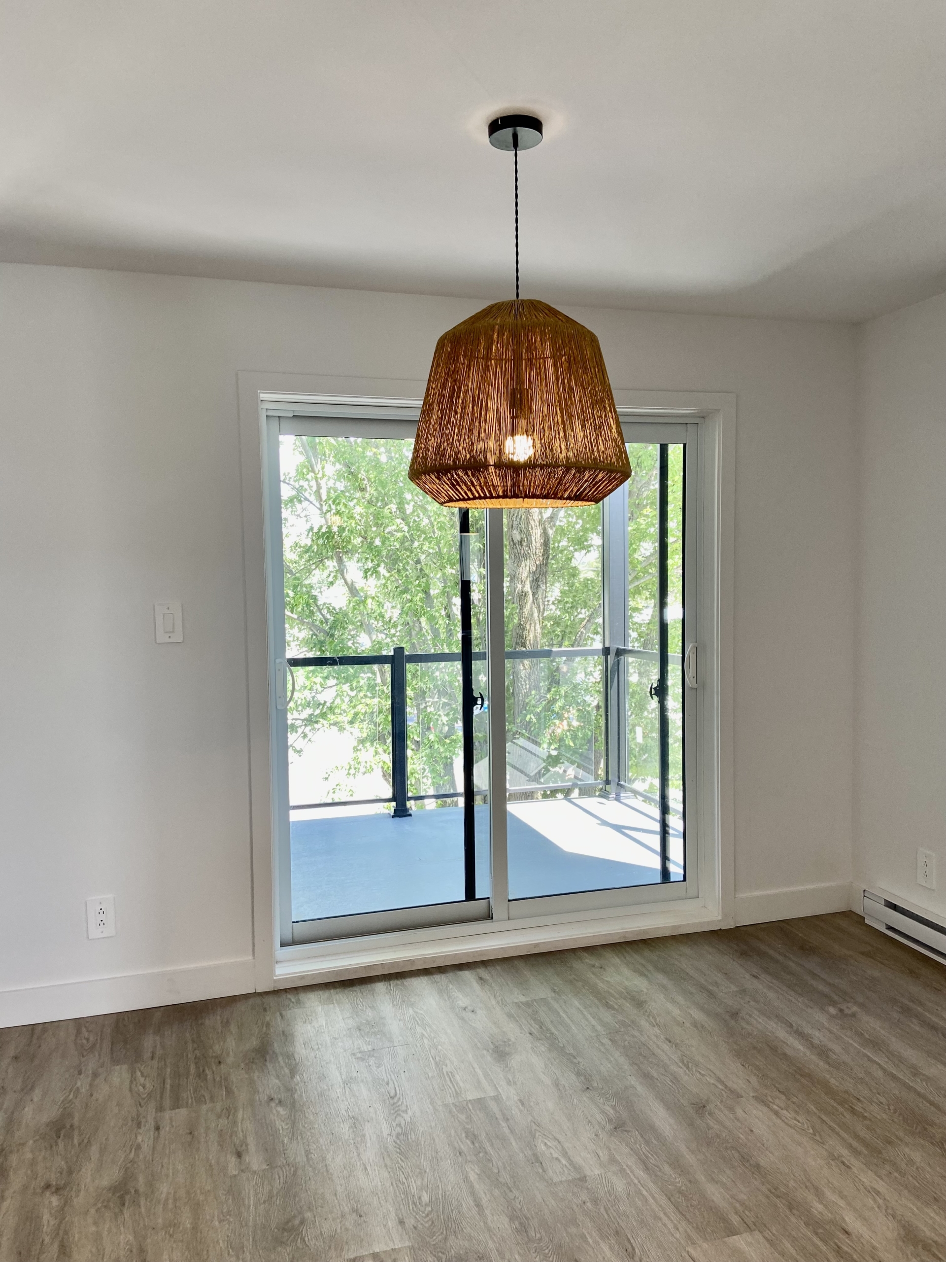 Salle à manger avec porte patio menant au balcon