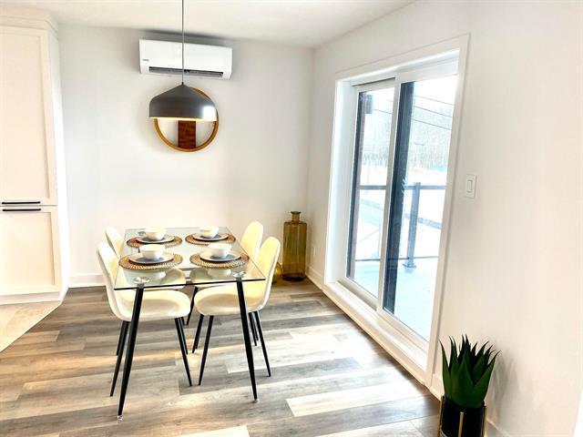 Salle à manger avec air climatisé. Porte patio menant sur le balcon avant