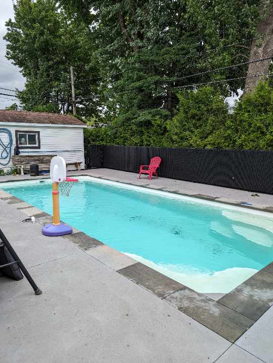 Piscine creusé extérieur dans la cour de la maison à louer