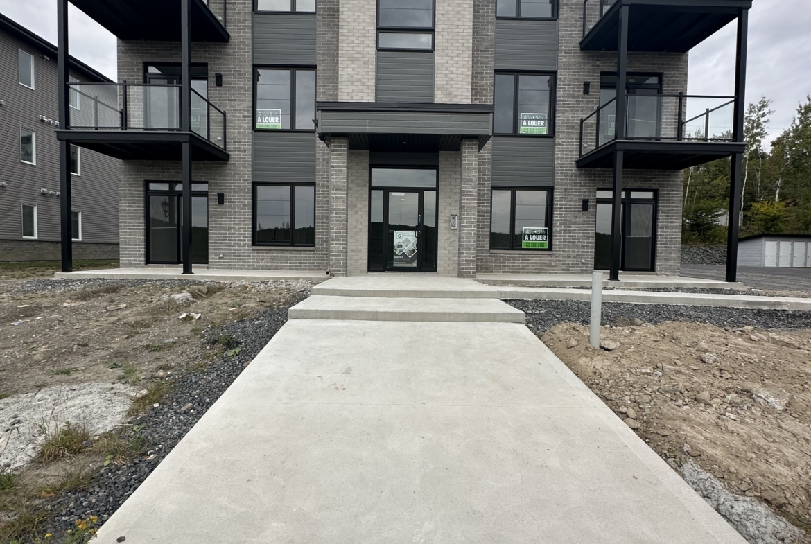 Façade extérieur de l'immeuble 225 Louis-Joseph Papineau à Cowansville