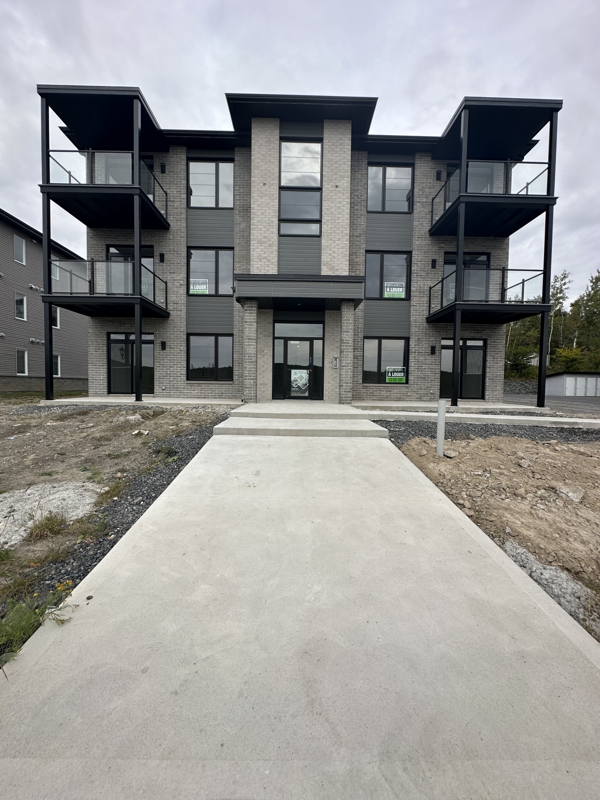 Façade extérieur de l'immeuble 225 Louis-Joseph Papineau à Cowansville